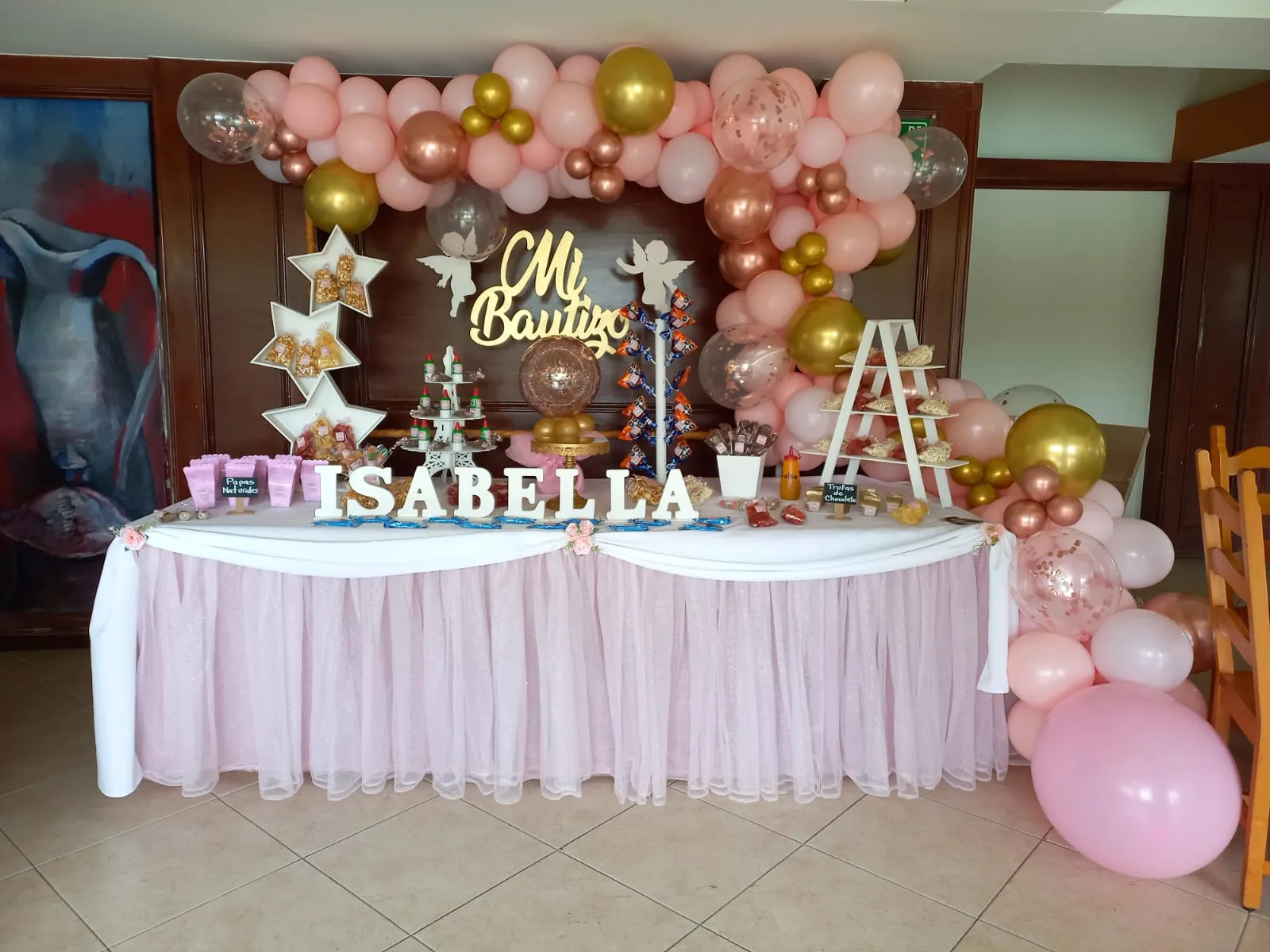 mesa de dulces para bautizo con globos rosa y dorado