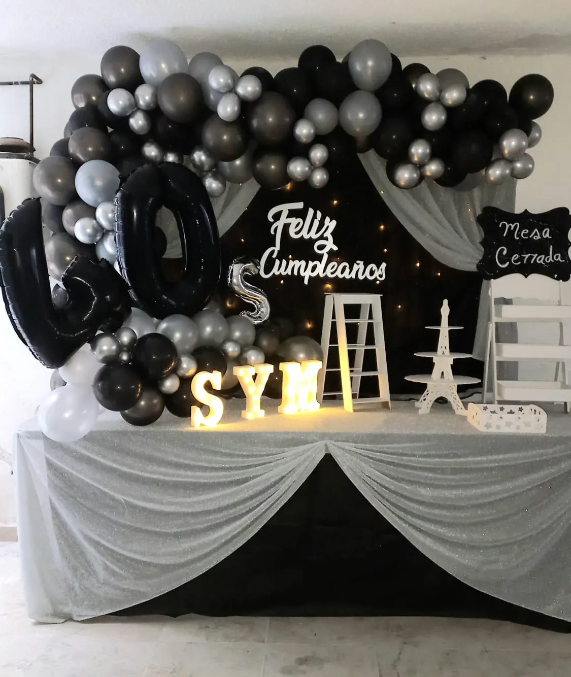 mesa de dulces para cumpleaños en negro y plata