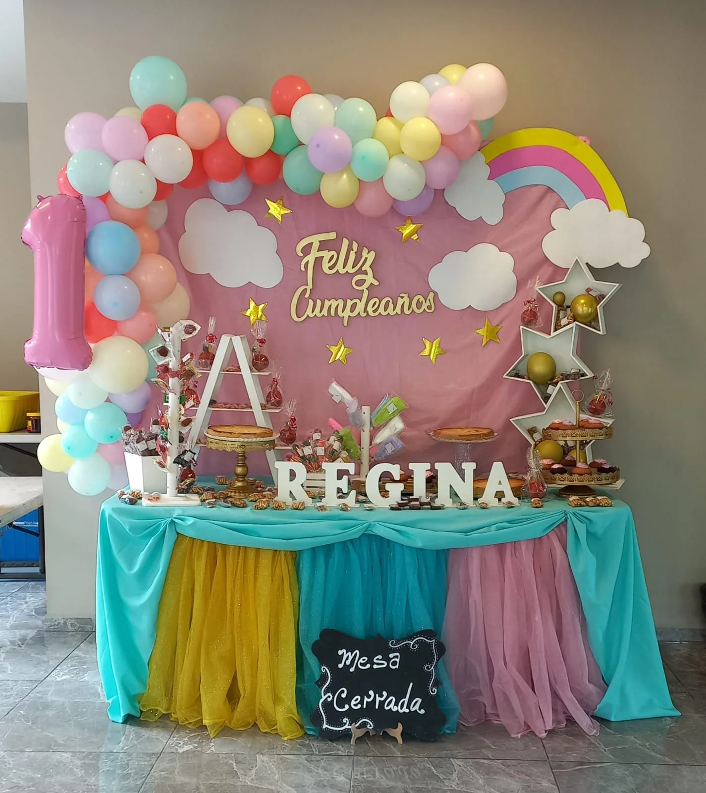 mesa de dulces para cumpleaños infantil de arcoíris
