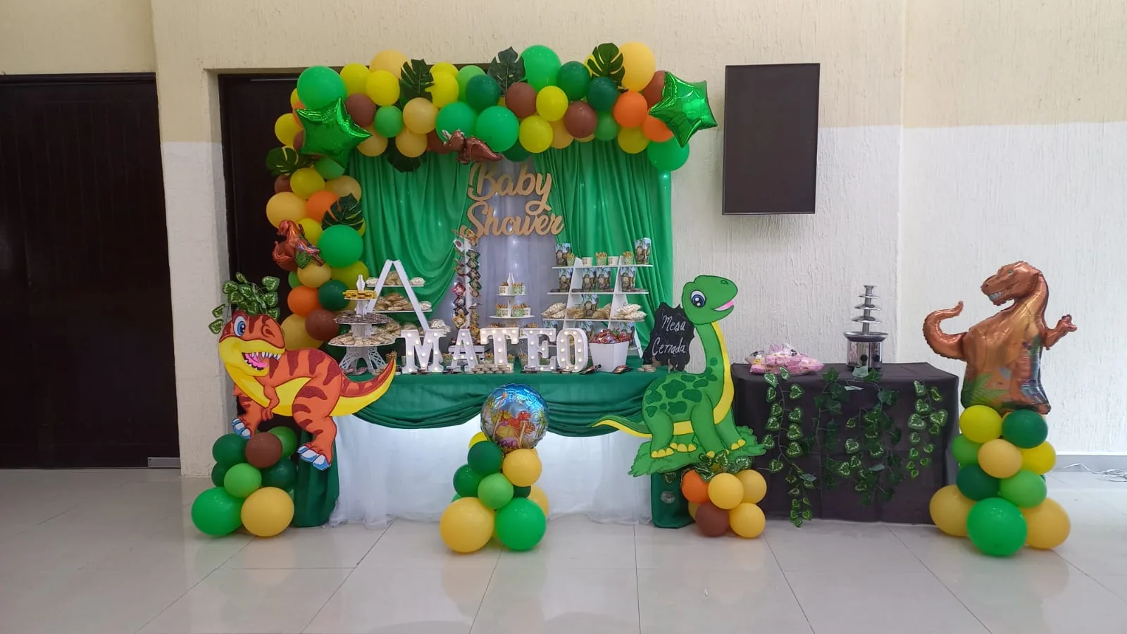 mesa de dulces para cumpleaños infantil temática dinosaurios