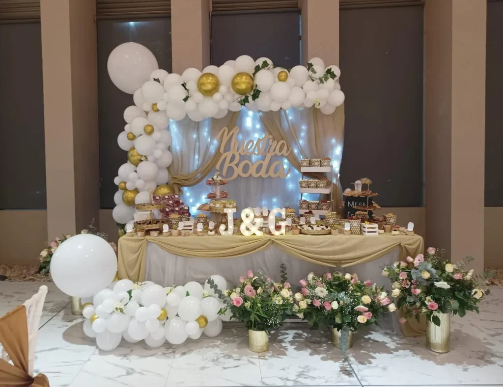 mesa de dulces para boda elegante en blanco y dorado