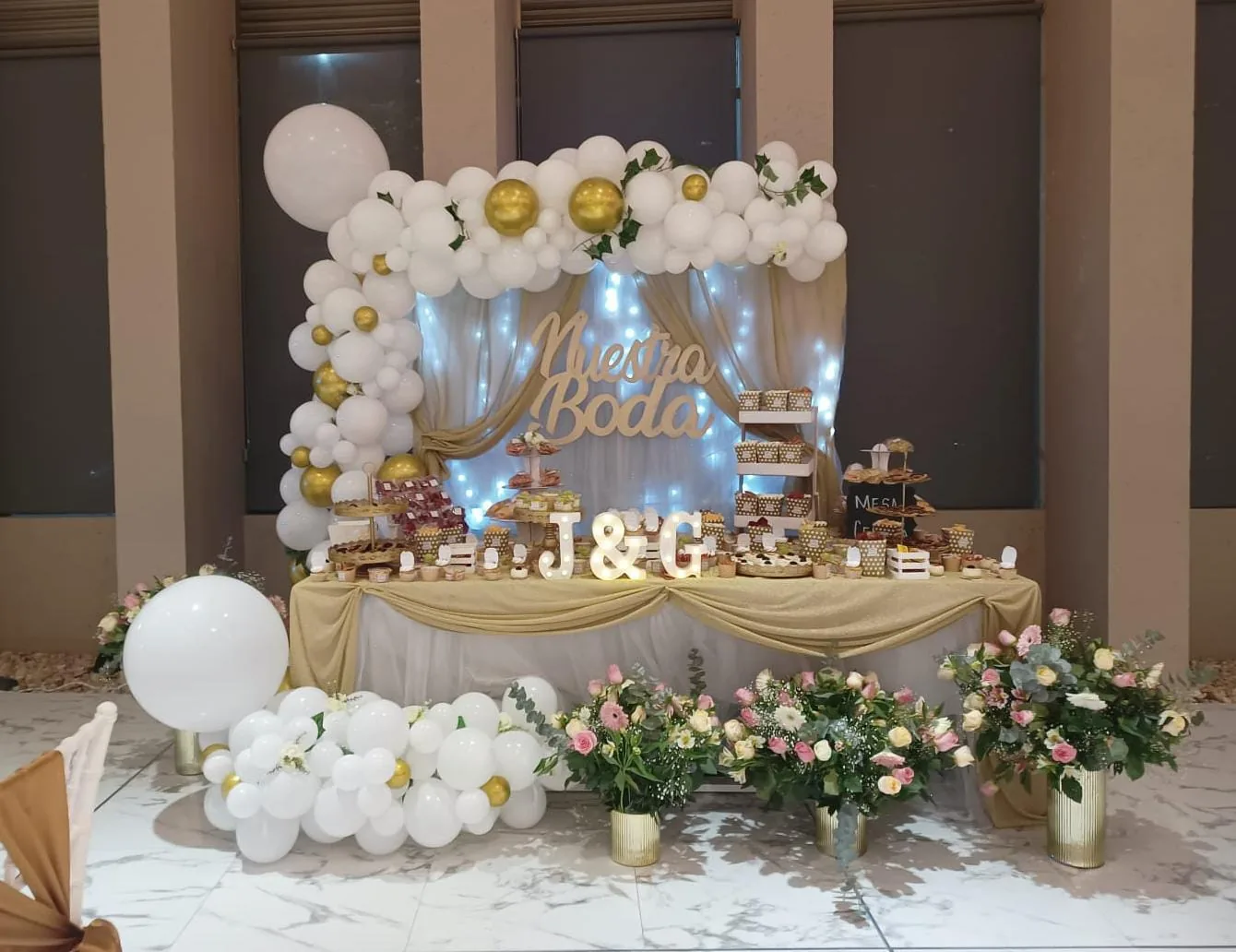 mesa de dulces para boda elegante en blanco y dorado