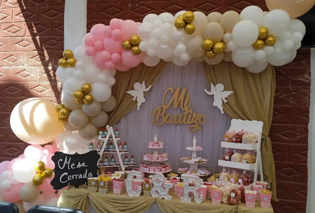 mesa de postres para bautizo en tonos rosa y dorado
