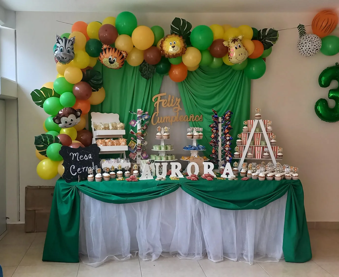 mesa de dulces para cumpleaños con decoración verde