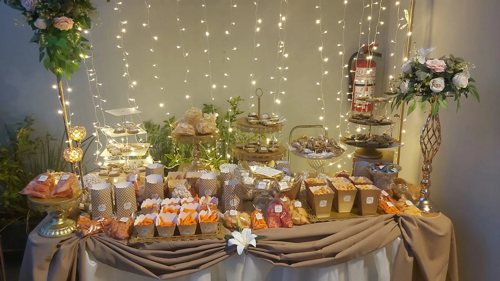 mesa de postres y dulces elegante con luces cálidas