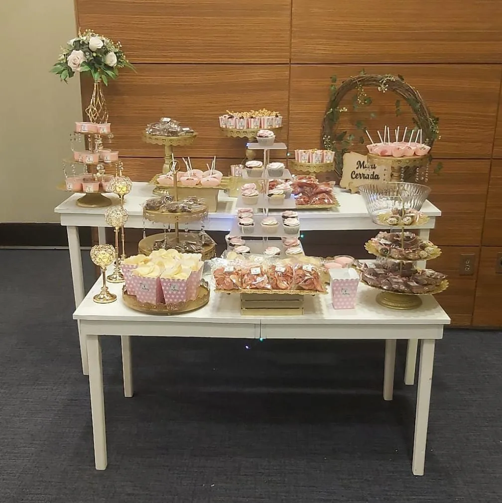 mesa de postres para boda con bases y arreglos florales
