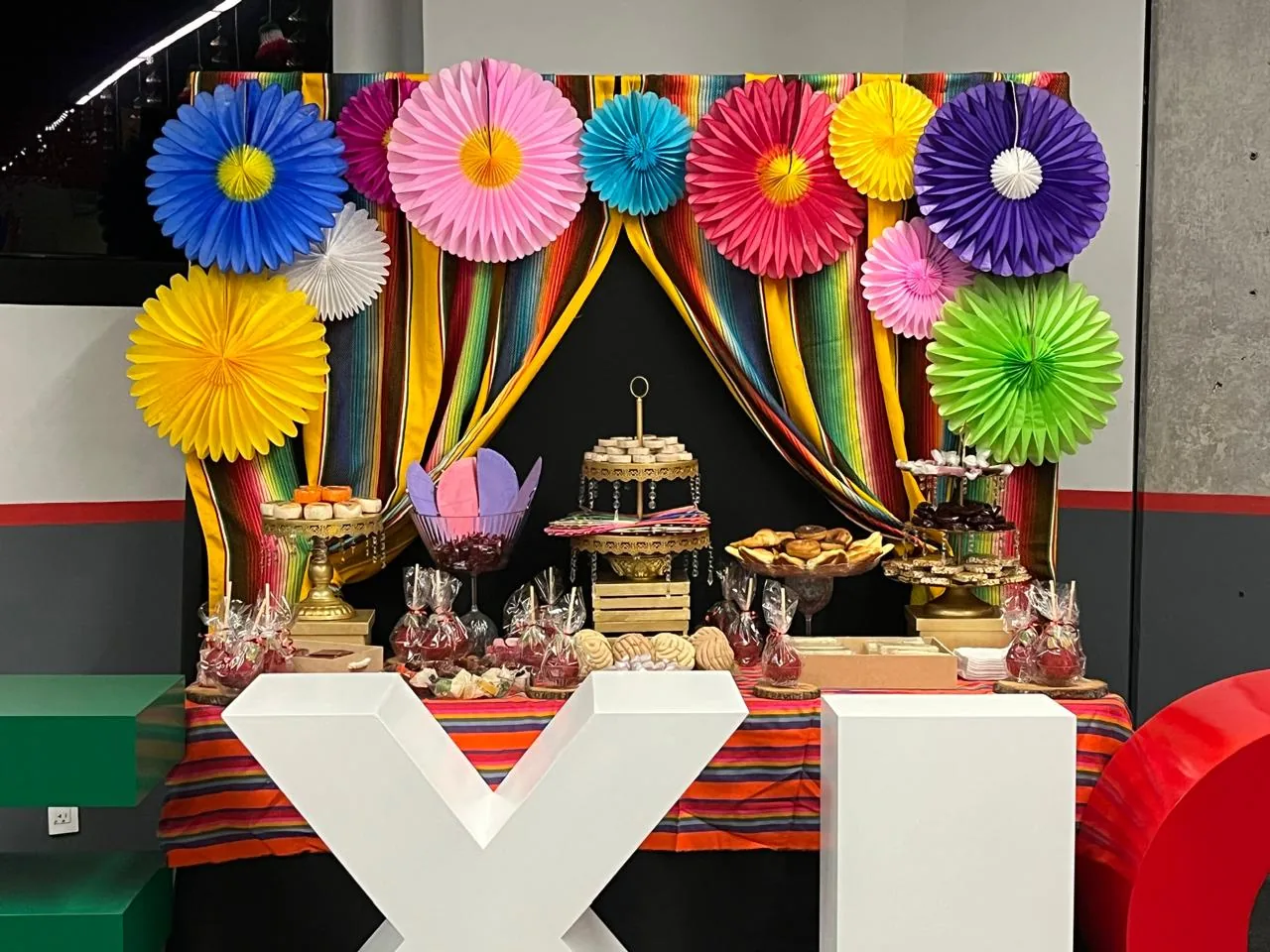 mesa de dulces mexicana con decoración multicolor