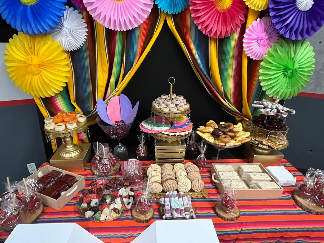 mesa de postres mexicana con dulces tradicionales