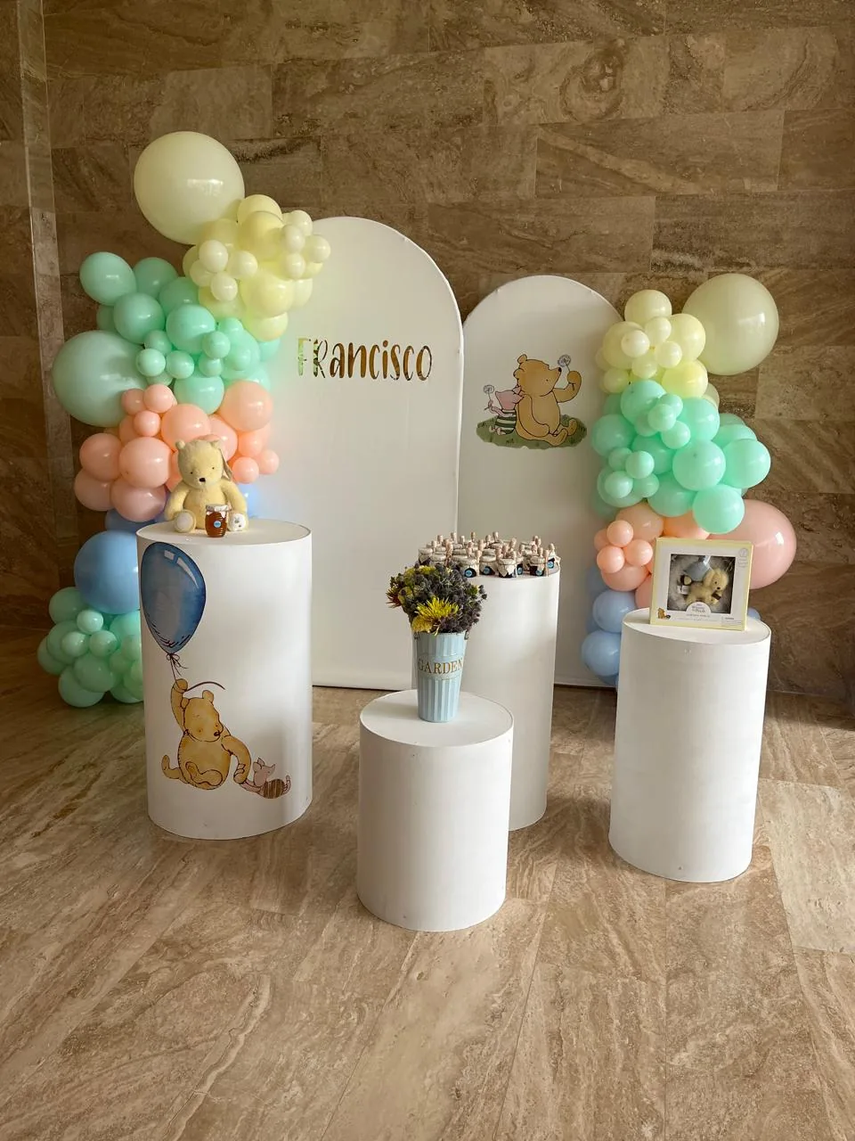 mesa de dulces sencilla para bautizo en tonos pastel