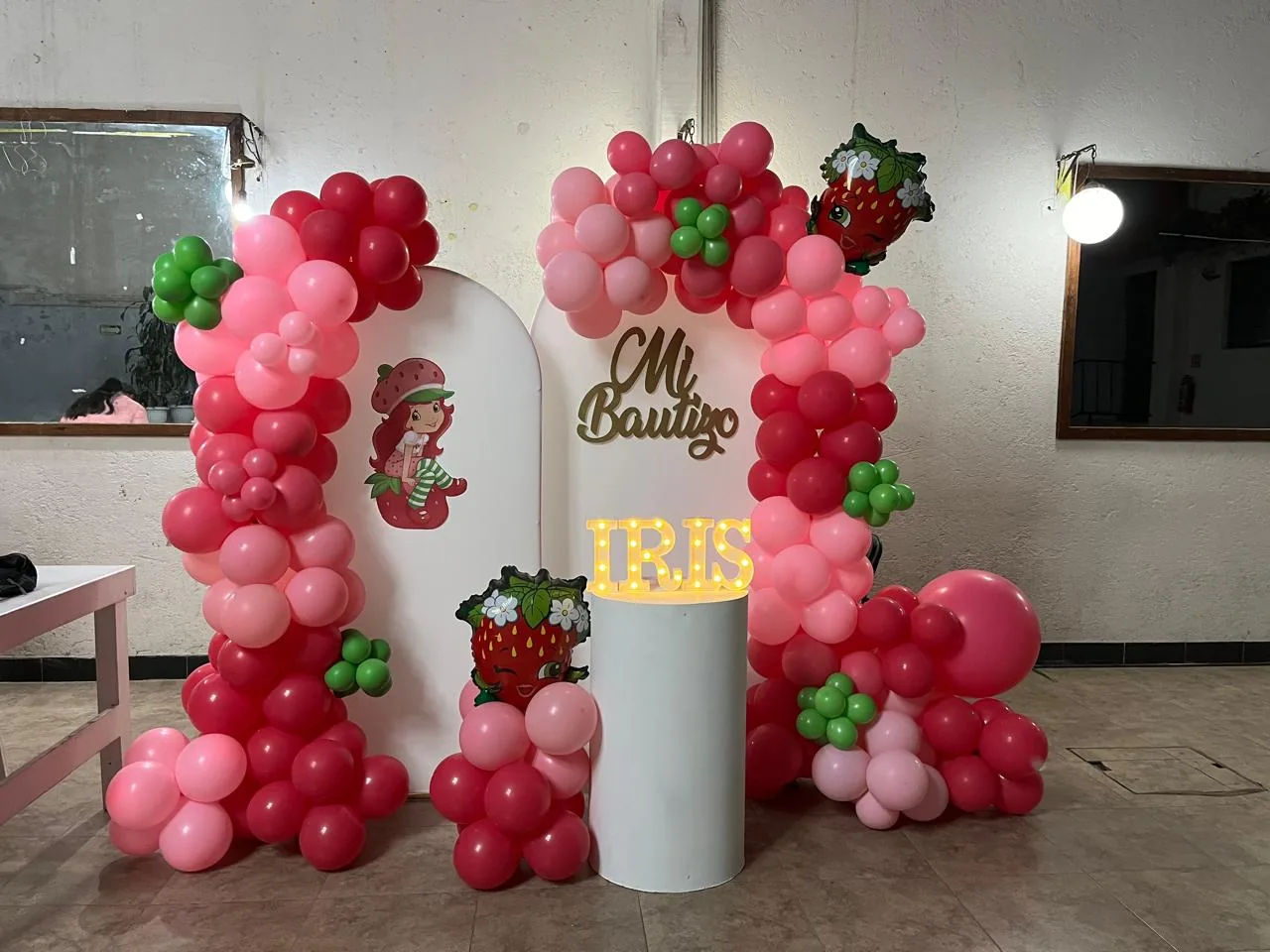 mesa de dulces para bautizo con globos rosa y verde